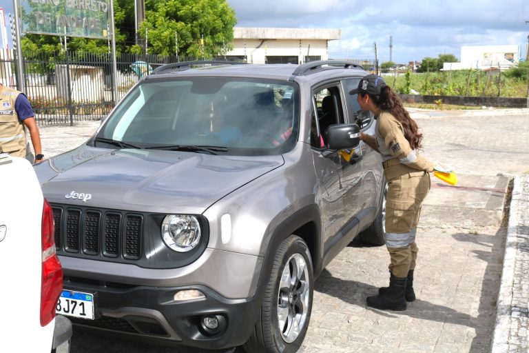 Em ação integrada, SMTT e órgãos parceiros levam orientações sobre cuidados no trânsito