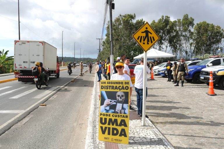 Em ação integrada, SMTT e órgãos parceiros levam orientações sobre cuidados no trânsito