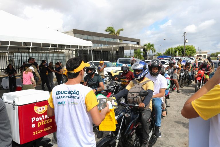 Em ação integrada, SMTT e órgãos parceiros levam orientações sobre cuidados no trânsito