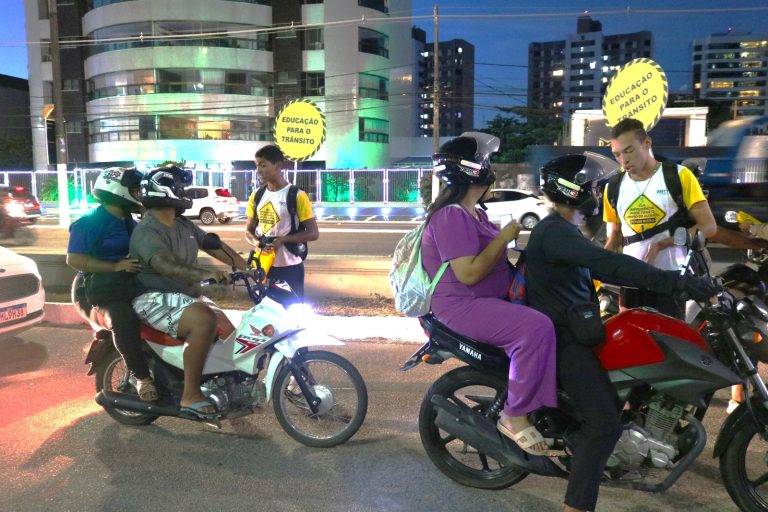 SMTT realiza ação educativa de conscientização em prol da segurança viária