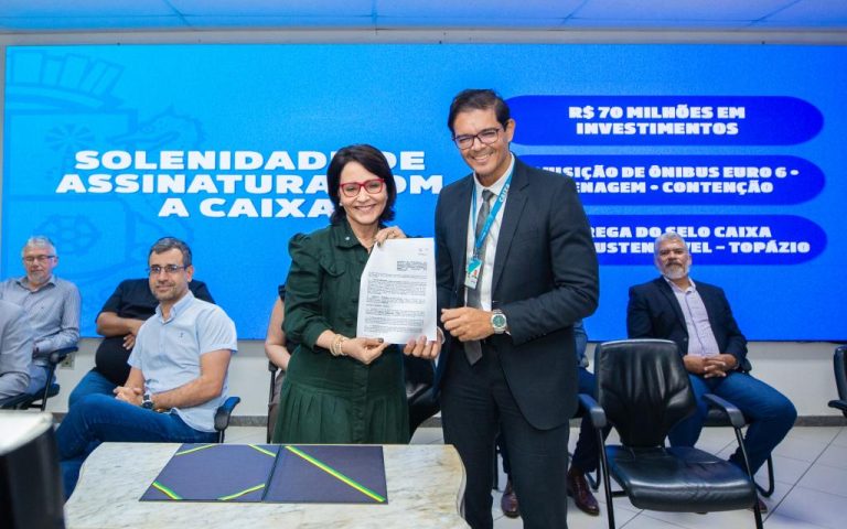 Prefeita Emília assina financiamento para compra de 36 ônibus e garante recursos para obras