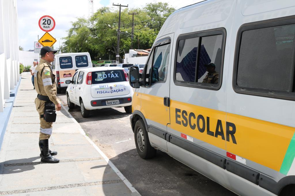Prefeitura de Aracaju alerta pais e responsáveis sobre cuidados na escolha do transporte escolar - SMTT Aracaju