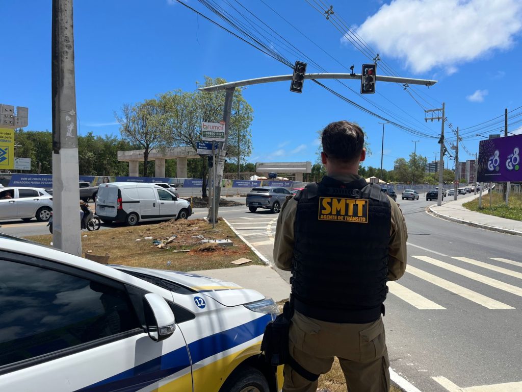 SMTT interdita trecho da avenida Tancredo Neves para realocação de semáforo nesta quinta, 8 - SMTT Aracaju