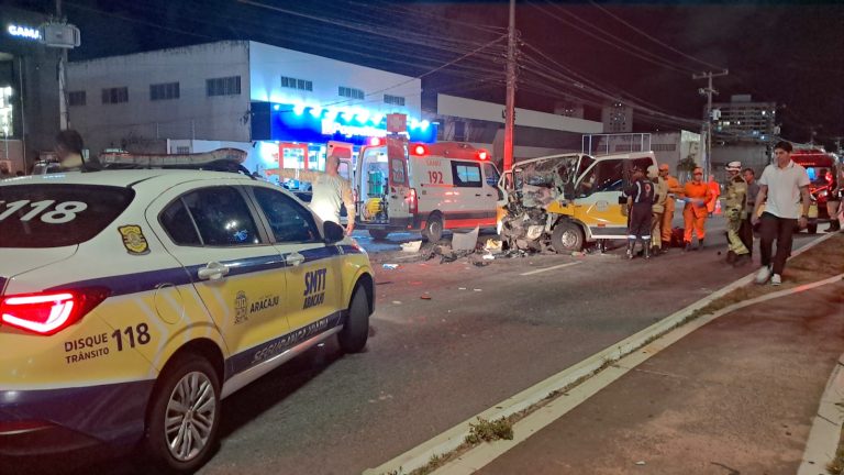 Agentes da SMTT atuam em grave sinistro na avenida Tancredo Neves