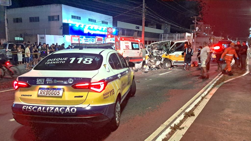 Agentes da SMTT atuam em grave sinistro na avenida Tancredo Neves - SMTT Aracaju