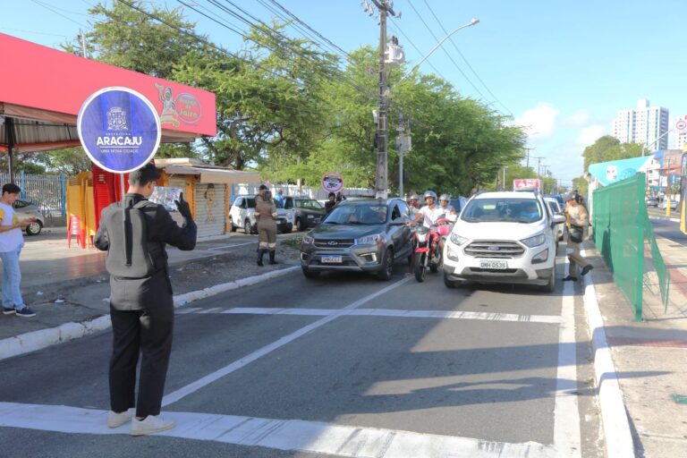 Ação educativa orienta condutores sobre fiscalização automatizada nos corredores exclusivos