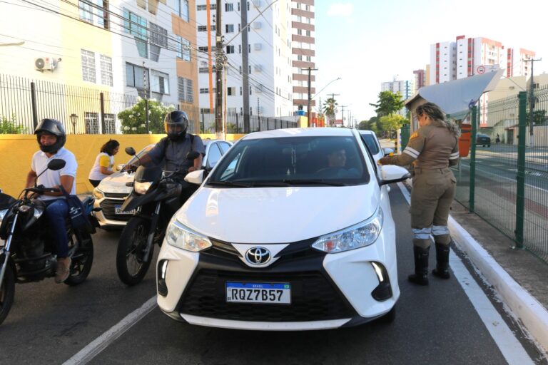Ação educativa orienta condutores sobre fiscalização automatizada nos corredores exclusivos