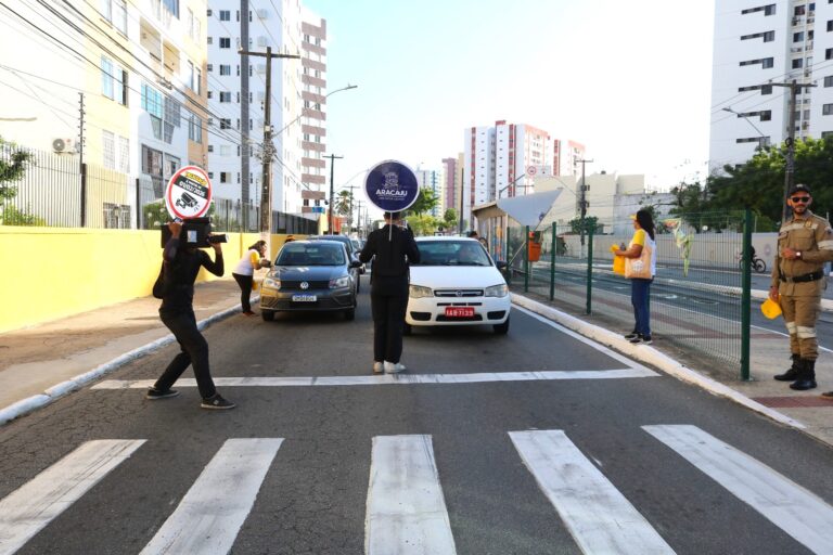 Ação educativa orienta condutores sobre fiscalização automatizada nos corredores exclusivos