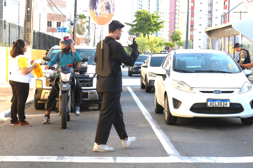 Ação educativa orienta condutores sobre fiscalização automatizada nos corredores exclusivos - SMTT Aracaju