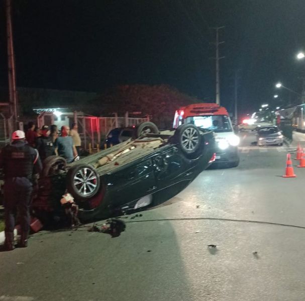 SMTT altera trânsito após colisão e queda de semáforo na José Carlos Silva