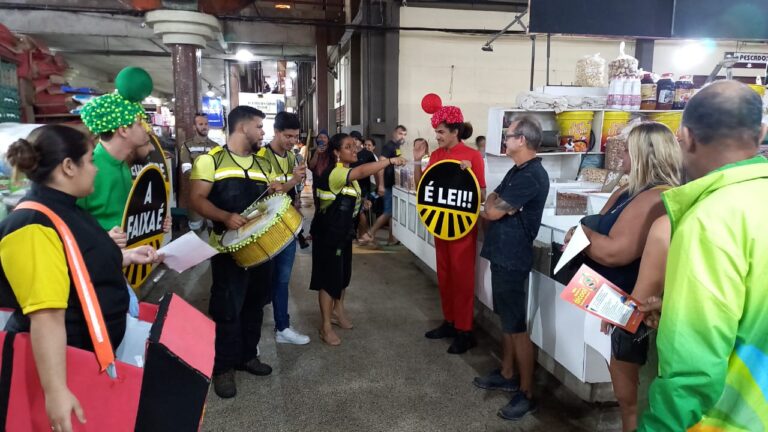 SMTT realiza cortejos educativos em feiras e mercados no período pré-carnaval