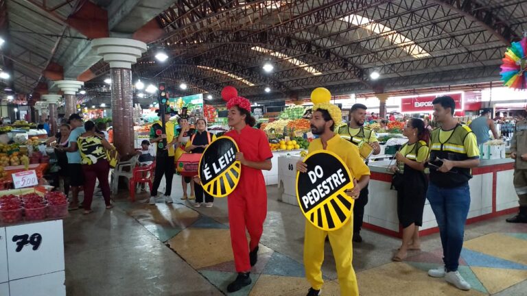 SMTT realiza cortejos educativos em feiras e mercados no período pré-carnaval