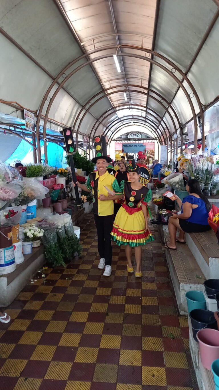 SMTT realiza cortejos educativos em feiras e mercados no período pré-carnaval