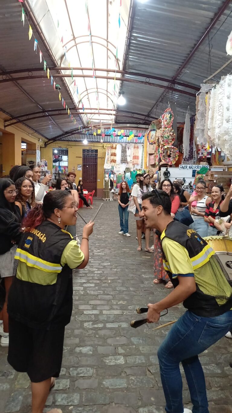 SMTT realiza cortejos educativos em feiras e mercados no período pré-carnaval