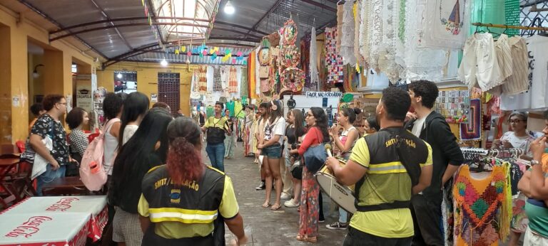 SMTT realiza cortejos educativos em feiras e mercados no período pré-carnaval