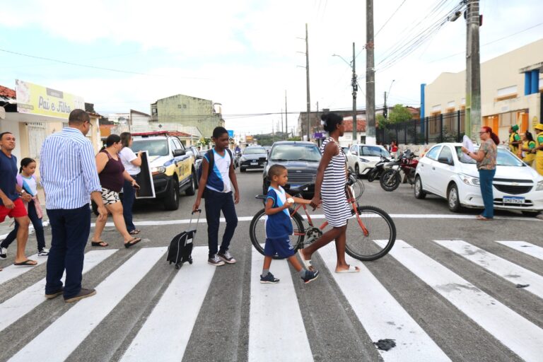 Volta às aulas: SMTT leva orientação a pais e alunos da rede municipal sobre educação para o trânsito