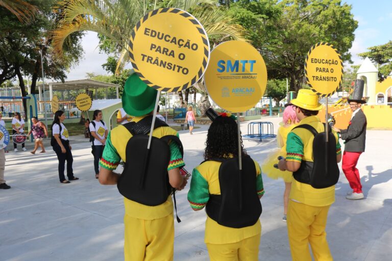 Volta às aulas: SMTT leva orientação a pais e alunos da rede municipal sobre educação para o trânsito