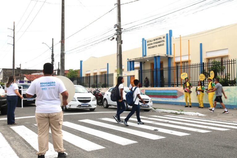 Volta às aulas: SMTT leva orientação a pais e alunos da rede municipal sobre educação para o trânsito