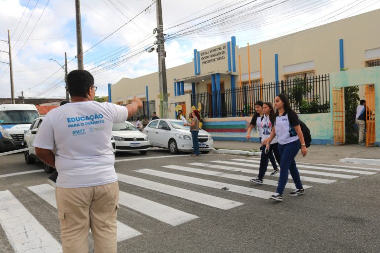 Volta às aulas: SMTT leva orientação a pais e alunos da rede municipal sobre educação para o trânsito