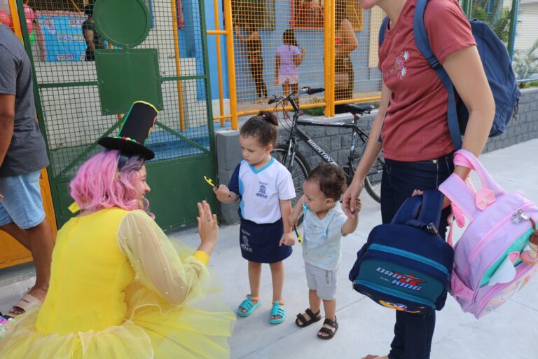 Volta às aulas: SMTT leva orientação a pais e alunos da rede municipal sobre educação para o trânsito