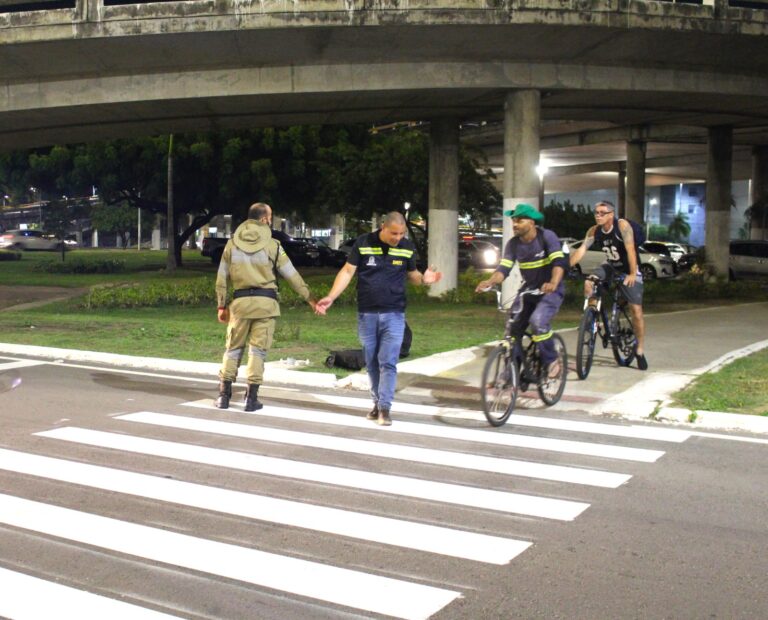 SMTT leva conscientização sobre uso da faixa de pedestres à região do Terminal DIA
