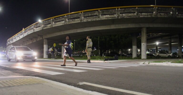 SMTT leva conscientização sobre uso da faixa de pedestres à região do Terminal DIA