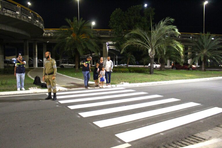 SMTT leva conscientização sobre uso da faixa de pedestres à região do Terminal DIA