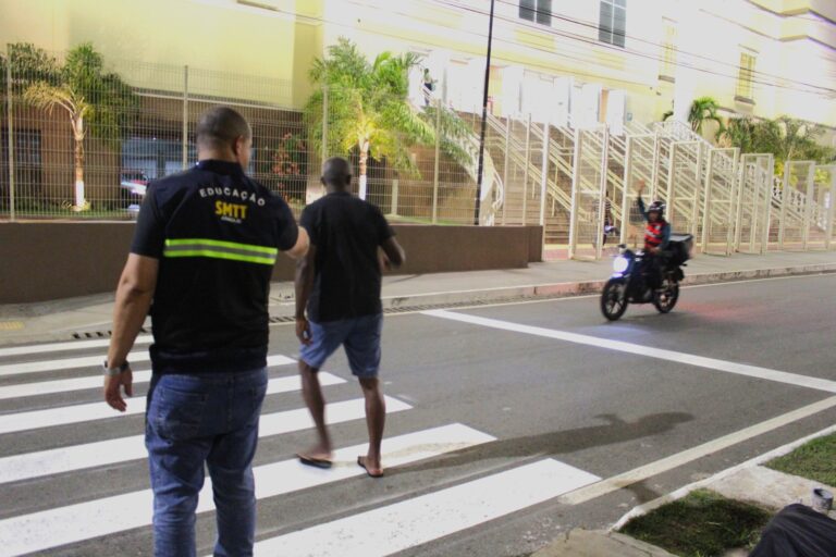 SMTT leva conscientização sobre uso da faixa de pedestres à região do Terminal DIA