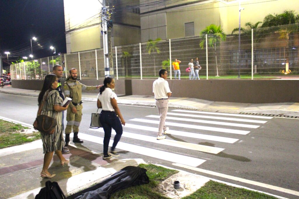 SMTT leva conscientização sobre uso da faixa de pedestres à região do Terminal DIA - SMTT Aracaju