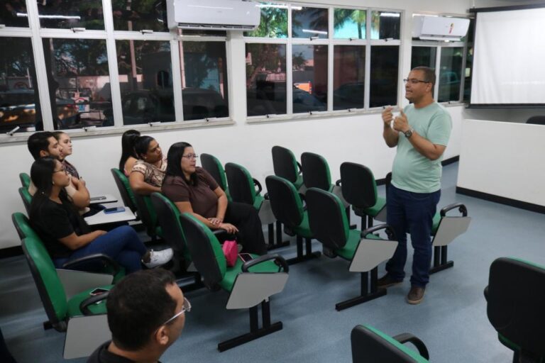 SMTT encerra capacitação sobre atendimento ao público com palestra sobre legislação de trânsito
