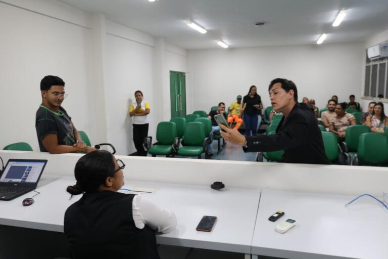 SMTT encerra capacitação sobre atendimento ao público com palestra sobre legislação de trânsito