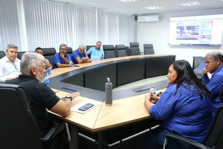 Prefeitura dialoga com cooperativas e esclarece dúvidas sobre chamamento do transporte complementar