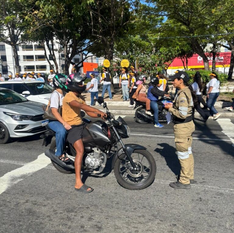 Dia Mundial da Saúde: SMTT realiza ação educativa sobre risco do uso do celular ao volante