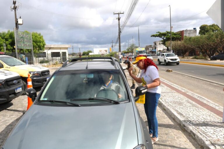 Dia Mundial da Saúde: SMTT realiza ação educativa sobre risco do uso do celular ao volante
