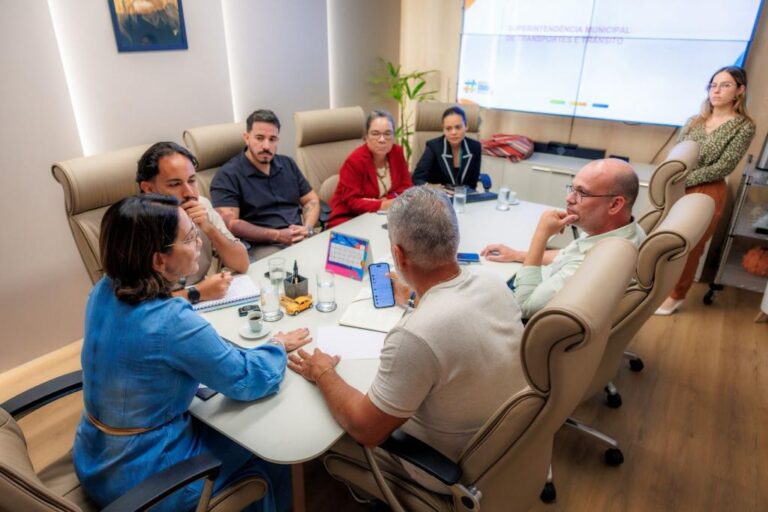 Prefeita Emília discute projetos para melhorar mobilidade e reduzir congestionamentos em Aracaju