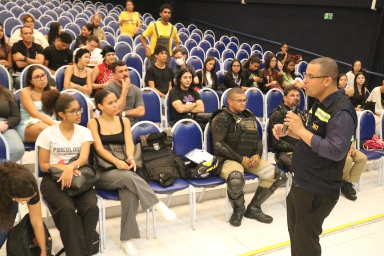 Roda de conversa da SMTT reúne especialistas e estudantes em debate sobre segurança para motociclistas