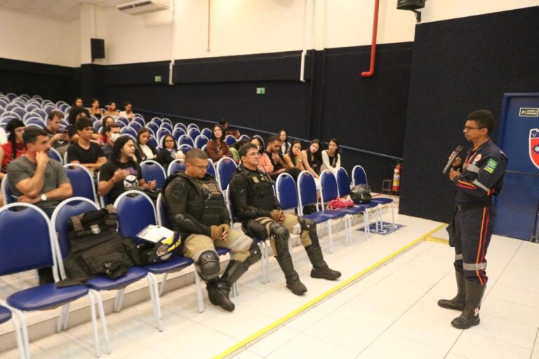 Roda de conversa da SMTT reúne especialistas e estudantes em debate sobre segurança para motociclistas