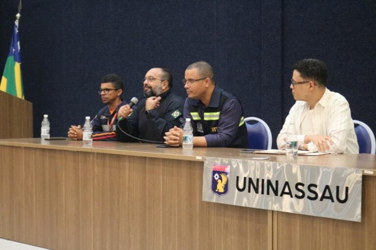 Roda de conversa da SMTT reúne especialistas e estudantes em debate sobre segurança para motociclistas