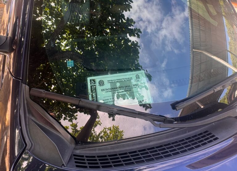 SMTT orienta sobre o uso correto do cartão de estacionamento em vagas especiais