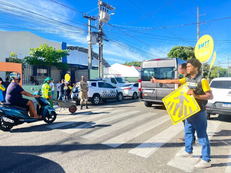 Moradores do Siqueira Campos aproveitam serviços da SMTT no Tamo Junto Aracaju