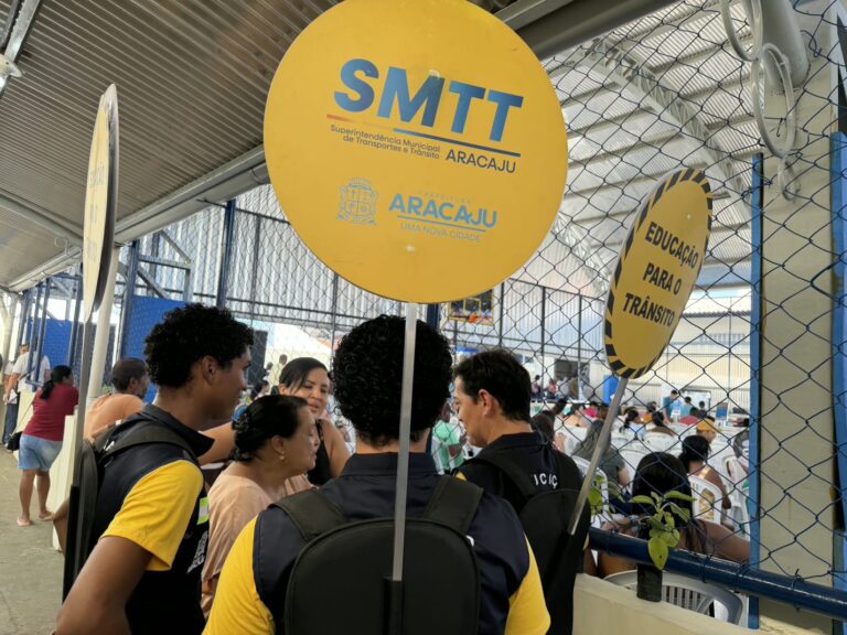 Moradores do Siqueira Campos aproveitam serviços da SMTT no Tamo Junto Aracaju