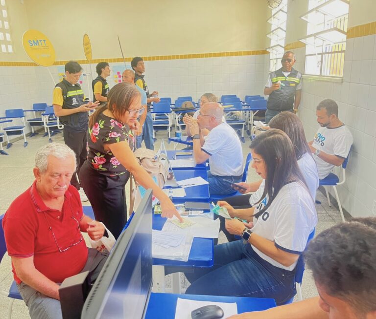 Moradores do Siqueira Campos aproveitam serviços da SMTT no Tamo Junto Aracaju