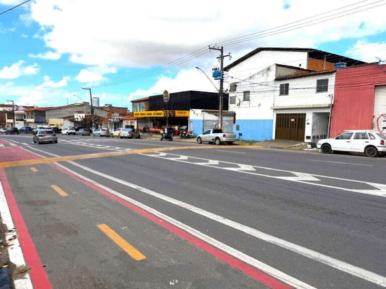 Prefeitura revitaliza sinalização da avenida Santa Gleide e amplia segurança viária