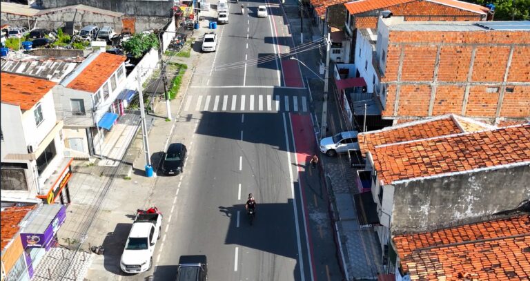 Prefeitura revitaliza sinalização da avenida Santa Gleide e amplia segurança viária