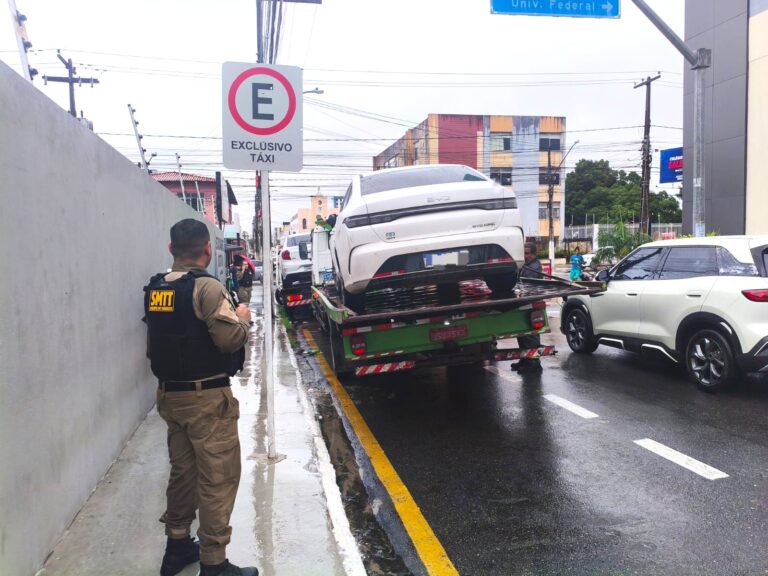 SMTT esclarece regras para remoção de veículos estacionados irregularmente