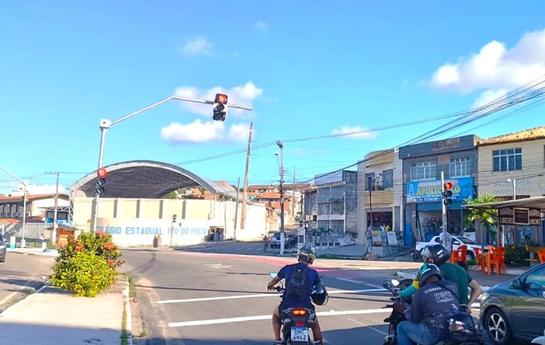 Prefeitura reativa semáforo na avenida Visconde de Maracaju após modernização do equipamento