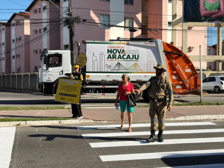 SMTT realiza ação educativa para reforçar respeito às faixas de pedestres no Gasoduto