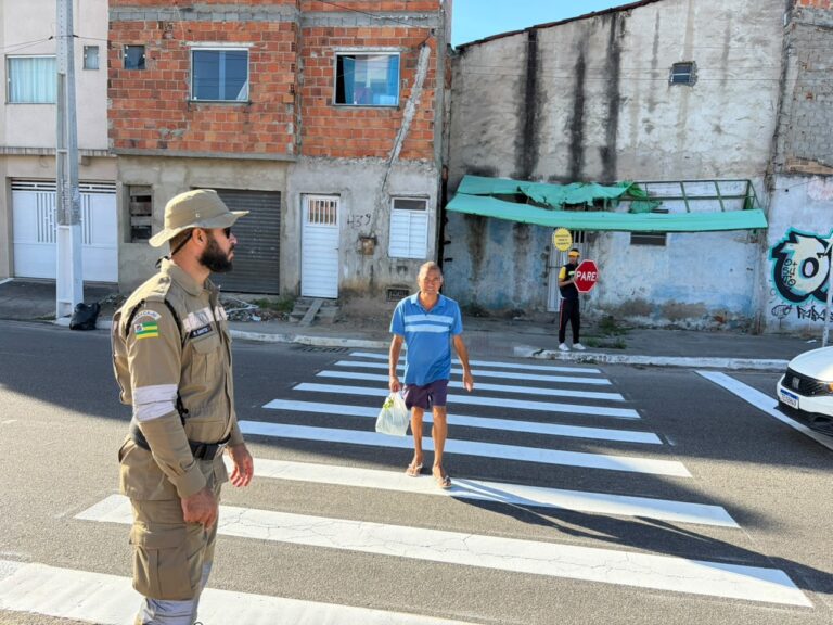 SMTT realiza ação educativa para reforçar respeito às faixas de pedestres no Gasoduto
