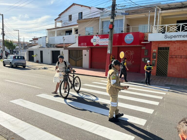 SMTT realiza ação educativa para reforçar respeito às faixas de pedestres no Gasoduto