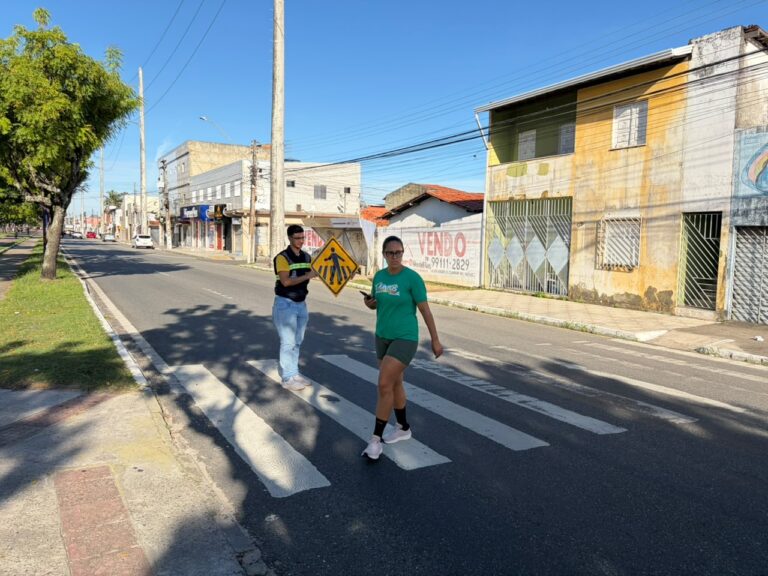 SMTT realiza ação educativa para reforçar respeito às faixas de pedestres no Gasoduto